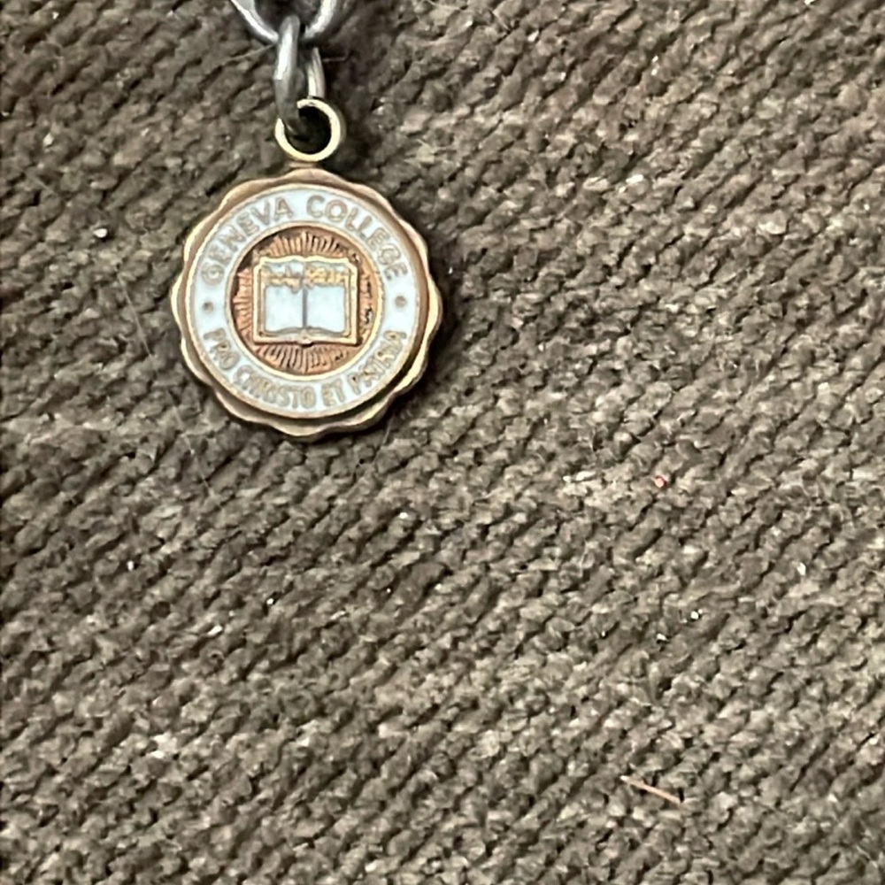 Vintage 1960’s GENEVA COLLEGE 1/10K Gold Filled and enamelled CHARM 10mm (1cm)